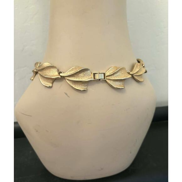 Vintage 60s Gold Tone Leaf Link Choker Necklace 16" Textured Sculptural Collar - Picture 3 of 3